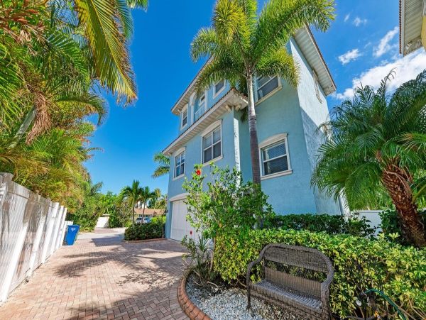 Three Bedroom Pool Vacation Residence on Anna Maria Island