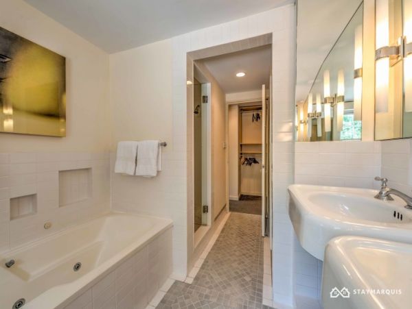 Hamptons Home 1020694