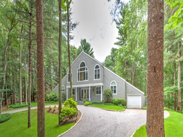 Luxurious  Hamptons Vacation Rental with 4 Bedrooms & Pool