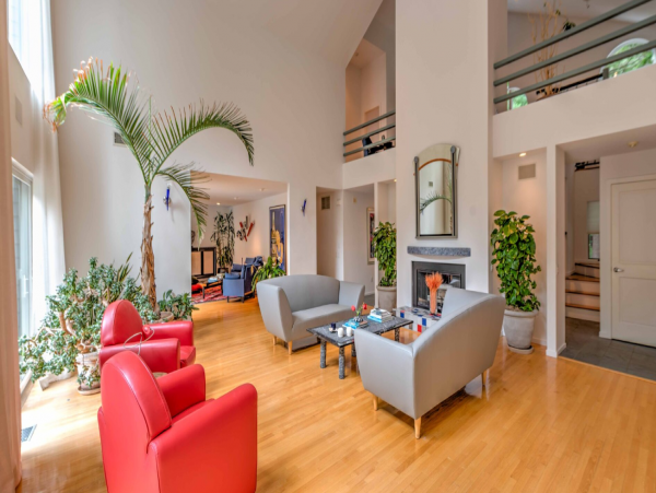 Luxurious  Hamptons Vacation Rental with 4 Bedrooms & Pool
