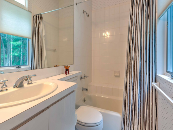 Luxurious  Hamptons Vacation Rental with 4 Bedrooms & Pool