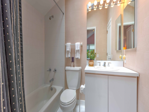 Luxurious  Hamptons Vacation Rental with 4 Bedrooms & Pool