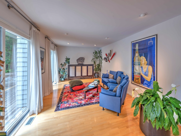 Luxurious  Hamptons Vacation Rental with 4 Bedrooms & Pool