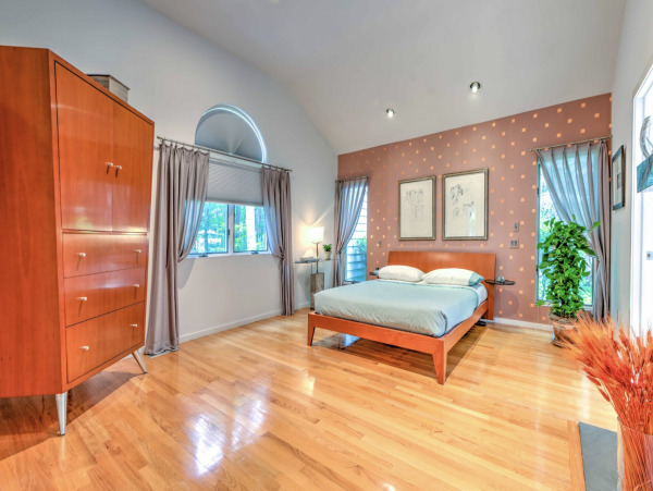 Luxurious  Hamptons Vacation Rental with 4 Bedrooms & Pool