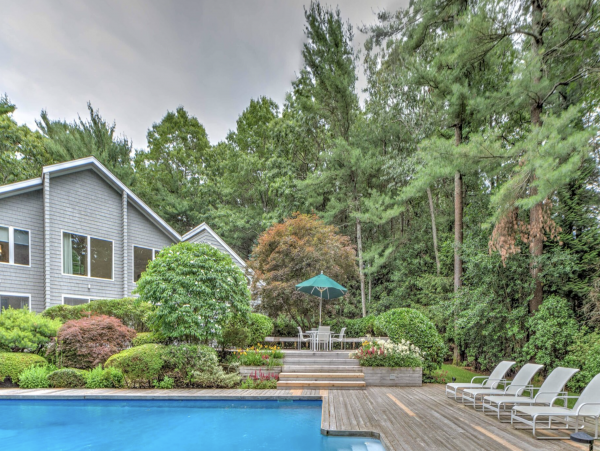 Luxurious  Hamptons Vacation Rental with 4 Bedrooms & Pool
