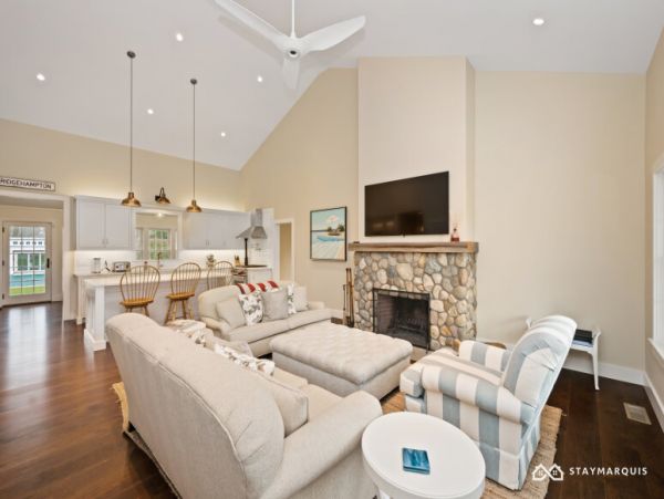 Hamptons Home 1020752