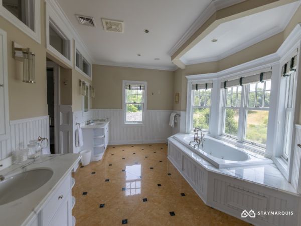 Hamptons Home 1020859