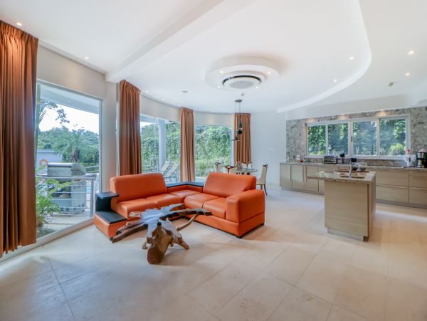 Chic Condo with 2 Bedrooms Close to Beach