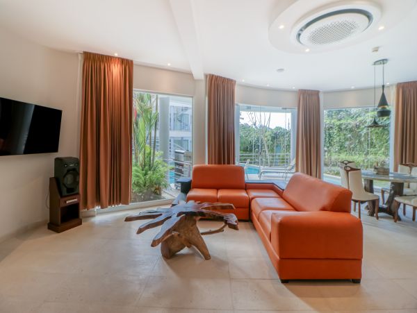 Chic Condo with 2 Bedrooms Close to Beach