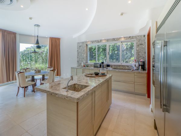 Chic Condo with 2 Bedrooms Close to Beach