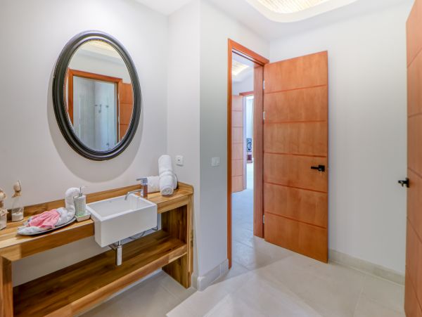 Chic Condo with 2 Bedrooms Close to Beach