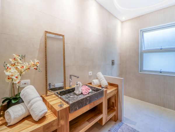 Chic Condo with 2 Bedrooms Close to Beach