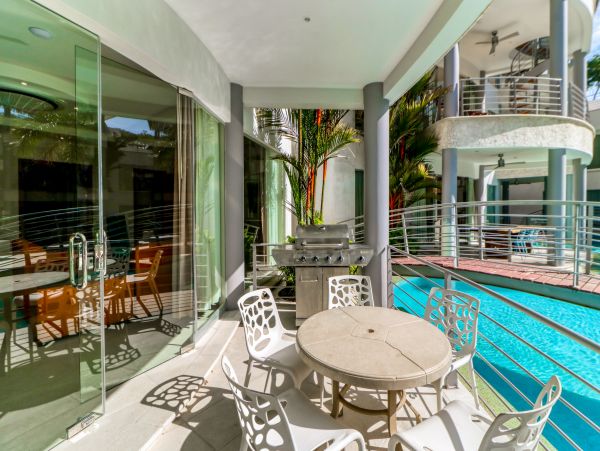 Chic Condo with 2 Bedrooms Close to Beach