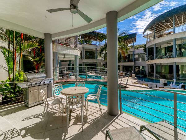 Chic Condo with 2 Bedrooms Close to Beach