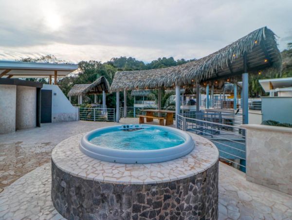 Chic Condo with 2 Bedrooms Close to Beach