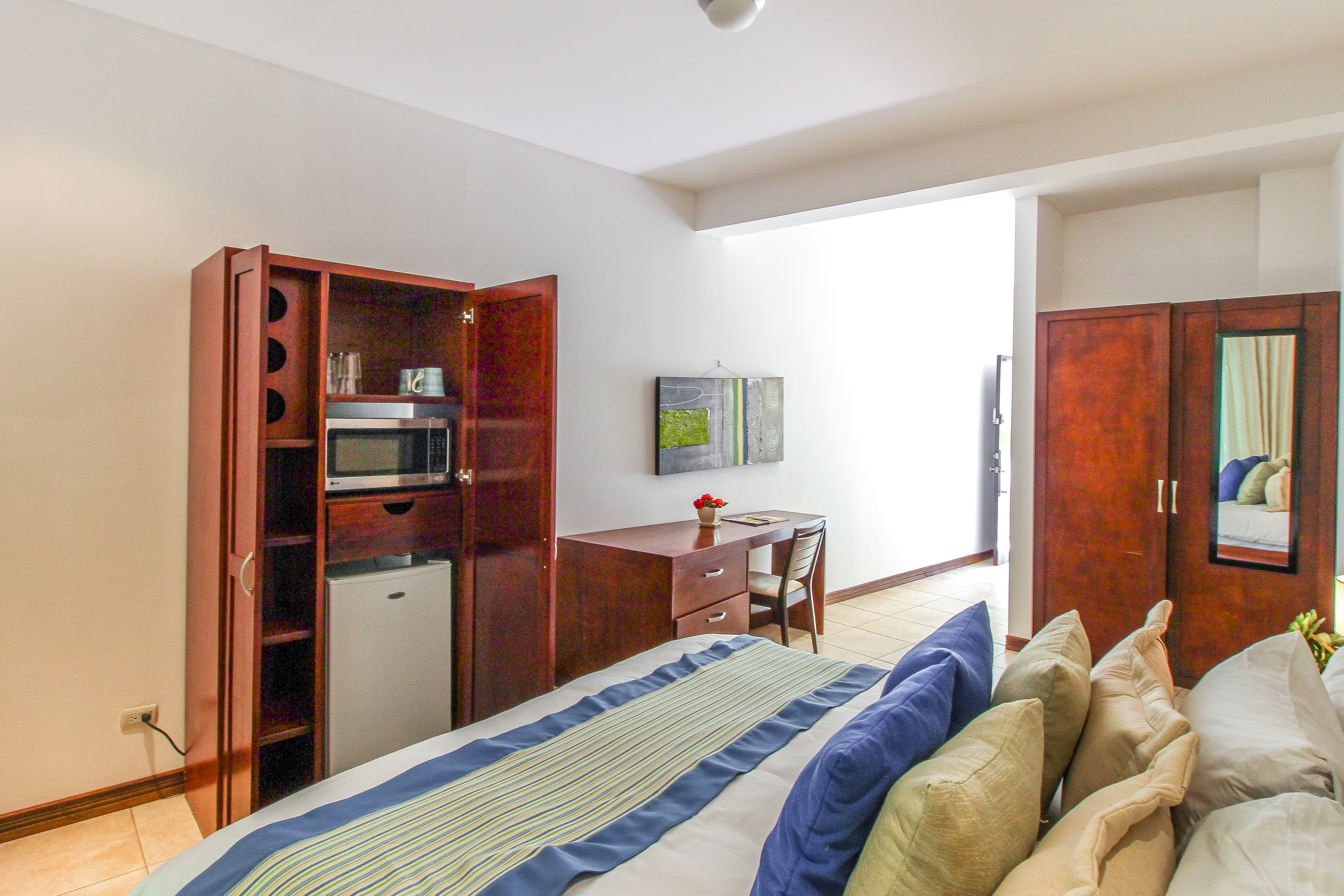 Cozy One Bedroom Suite in Oceanfront Resort with Pool