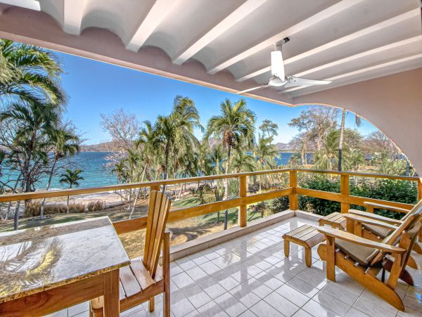 Oceanfront Vacation Gem in Flamingo Beach Sleeps 4 Guests