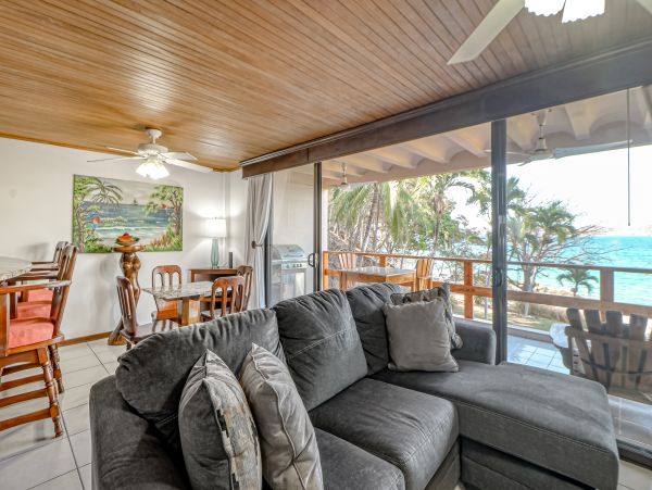 Oceanfront Vacation Gem in Flamingo Beach Sleeps 4 Guests