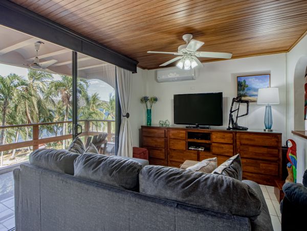 Oceanfront Vacation Gem in Flamingo Beach Sleeps 4 Guests
