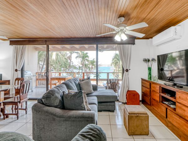 Oceanfront Vacation Gem in Flamingo Beach Sleeps 4 Guests