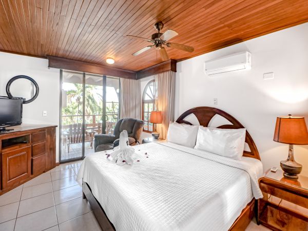 Oceanfront Vacation Gem in Flamingo Beach Sleeps 4 Guests