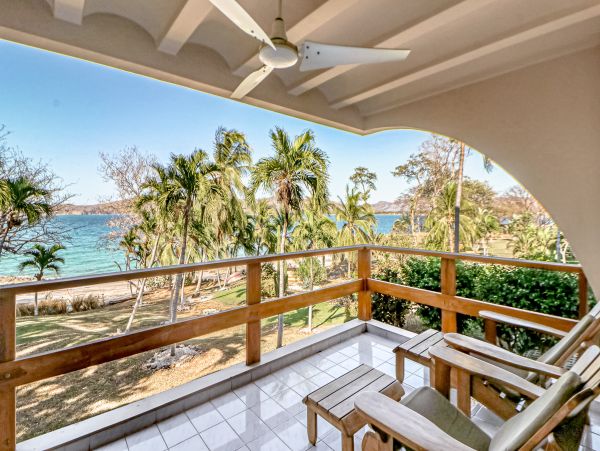 Oceanfront Vacation Gem in Flamingo Beach Sleeps 4 Guests
