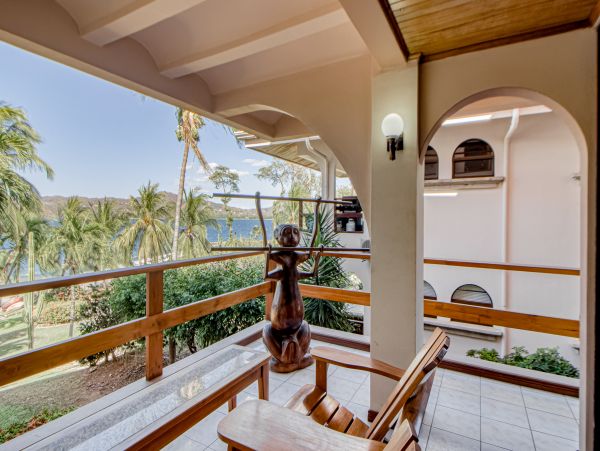 Oceanfront Vacation Gem in Flamingo Beach Sleeps 4 Guests