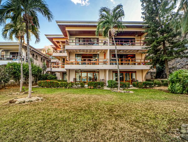 Oceanfront Vacation Gem in Flamingo Beach Sleeps 4 Guests
