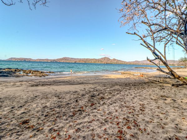 Oceanfront Vacation Gem in Flamingo Beach Sleeps 4 Guests