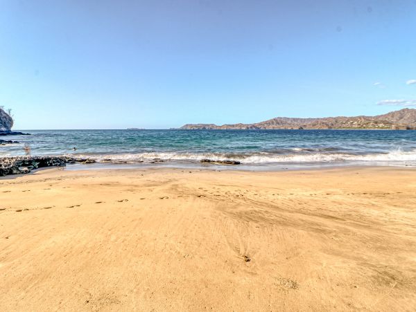 Oceanfront Vacation Gem in Flamingo Beach Sleeps 4 Guests