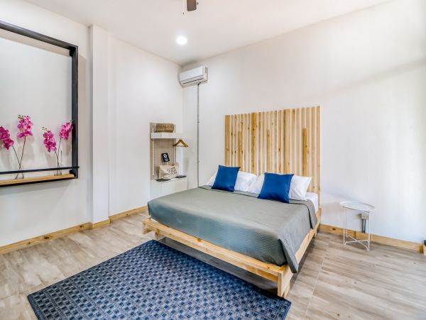 Ground-Floor Unit with Pool & Outdoor Dining Walk to Beach