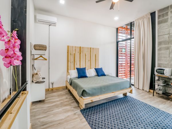 Ground-Floor Unit with Pool & Outdoor Dining Walk to Beach