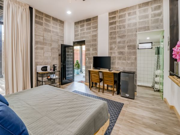 Ground-Floor Unit with Pool & Outdoor Dining Walk to Beach