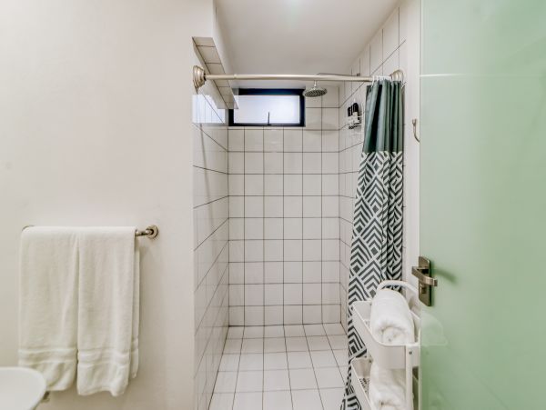 Ground-Floor Unit with Pool & Outdoor Dining Walk to Beach