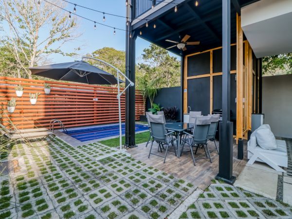 Ground-Floor Unit with Pool & Outdoor Dining Walk to Beach