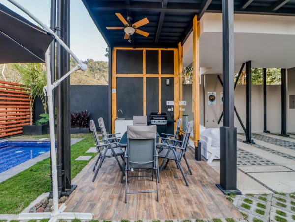Ground-Floor Unit with Pool & Outdoor Dining Walk to Beach