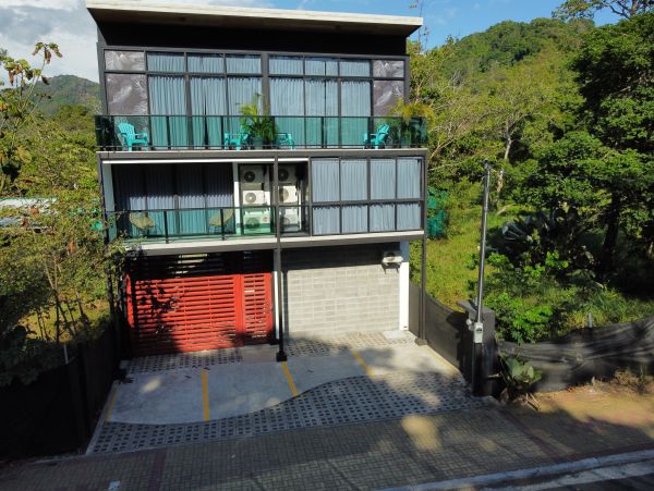 Ground-Floor Unit with Pool & Outdoor Dining Walk to Beach