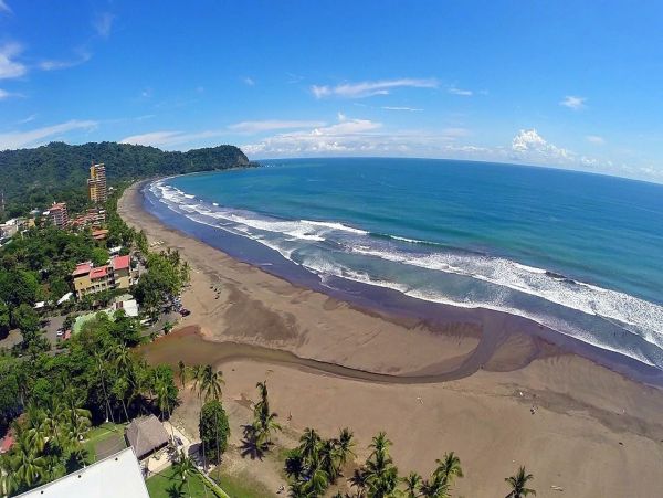 Ground-Floor Unit with Pool & Outdoor Dining Walk to Beach