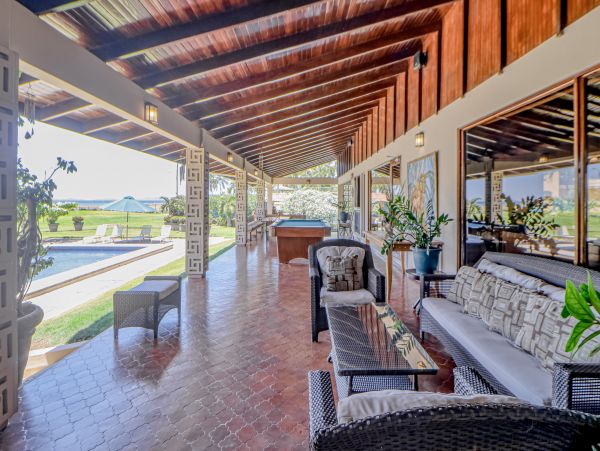 Coastal Estate with 6 Bedrooms & 2 Pools in Puntarenas