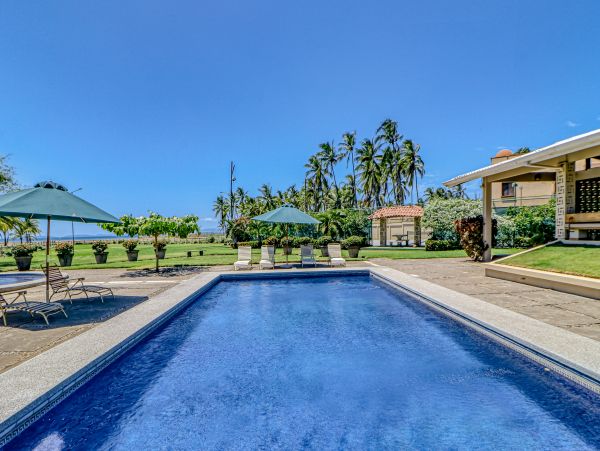 Coastal Estate with 6 Bedrooms & 2 Pools in Puntarenas