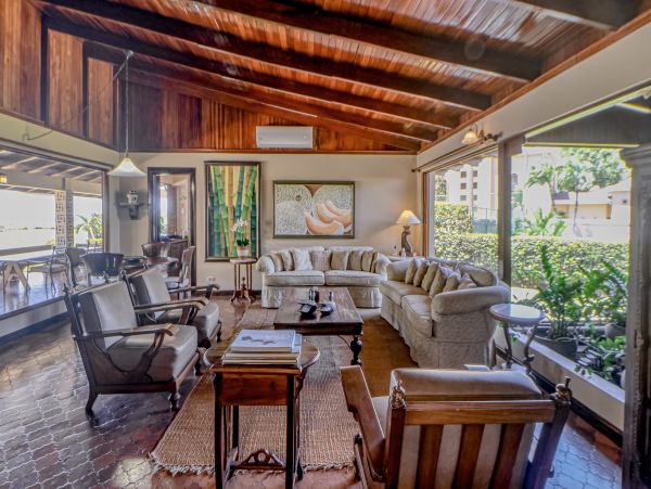 Coastal Estate with 6 Bedrooms & 2 Pools in Puntarenas