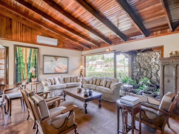 Coastal Estate with 6 Bedrooms & 2 Pools in Puntarenas