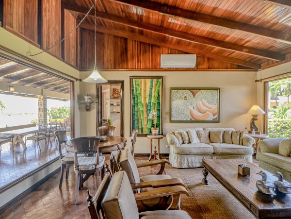 Coastal Estate with 6 Bedrooms & 2 Pools in Puntarenas