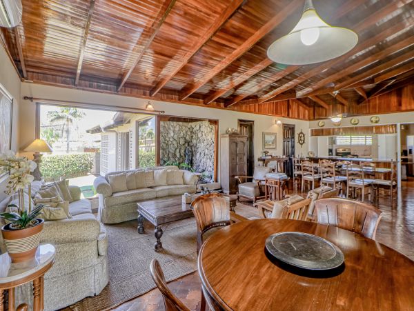 Coastal Estate with 6 Bedrooms & 2 Pools in Puntarenas