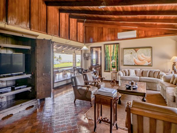 Coastal Estate with 6 Bedrooms & 2 Pools in Puntarenas