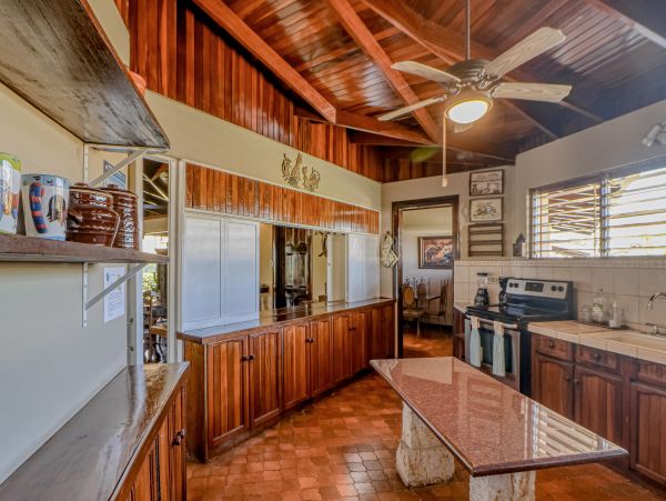 Coastal Estate with 6 Bedrooms & 2 Pools in Puntarenas