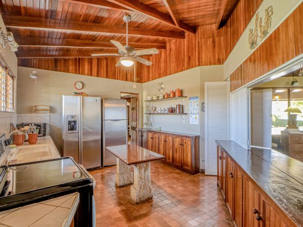 Coastal Estate with 6 Bedrooms & 2 Pools in Puntarenas