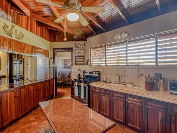 Coastal Estate with 6 Bedrooms & 2 Pools in Puntarenas