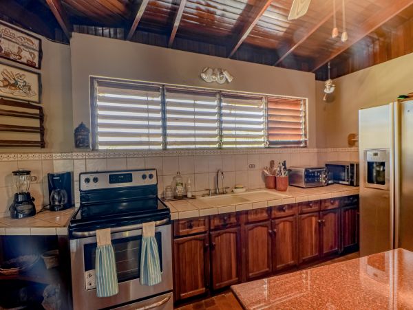 Coastal Estate with 6 Bedrooms & 2 Pools in Puntarenas