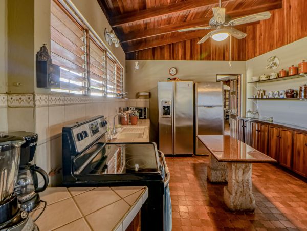 Coastal Estate with 6 Bedrooms & 2 Pools in Puntarenas
